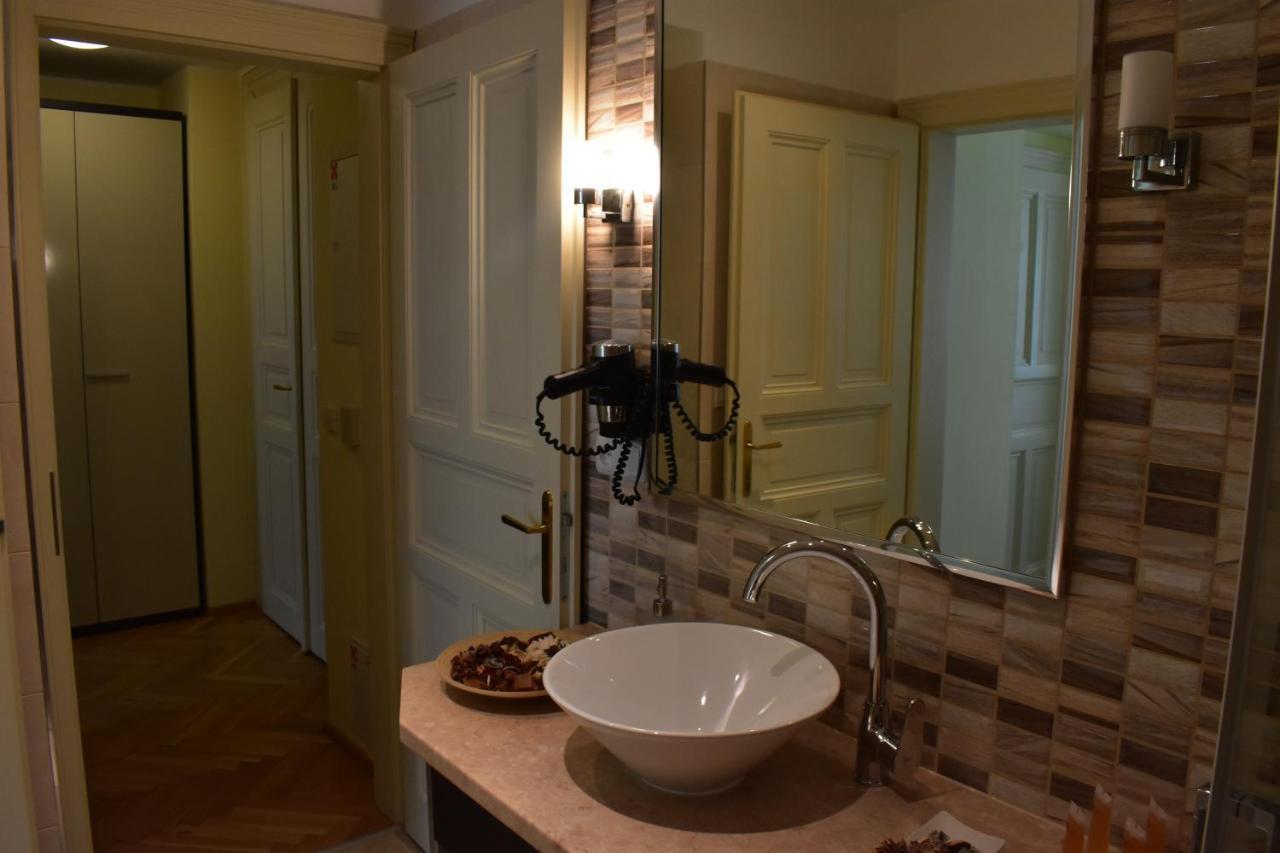 Apartment Vikroria - Halkova 5 ปราก ภายนอก รูปภาพ