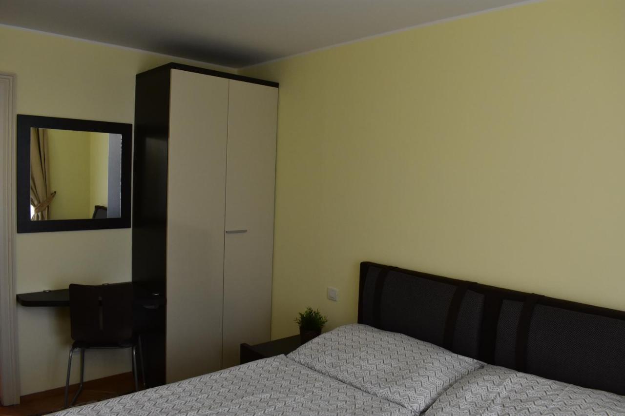 Apartment Vikroria - Halkova 5 ปราก ภายนอก รูปภาพ