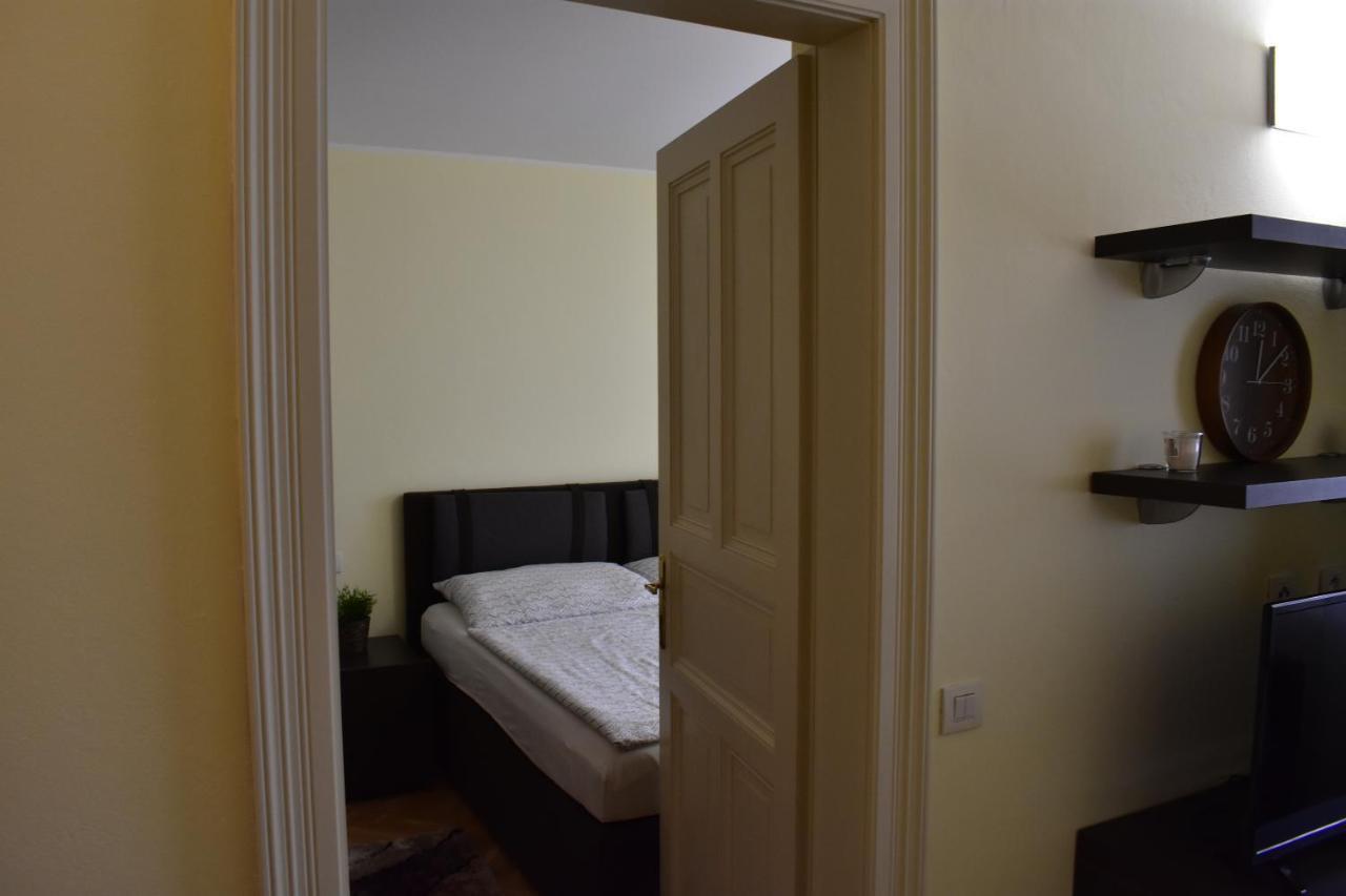 Apartment Vikroria - Halkova 5 ปราก ภายนอก รูปภาพ