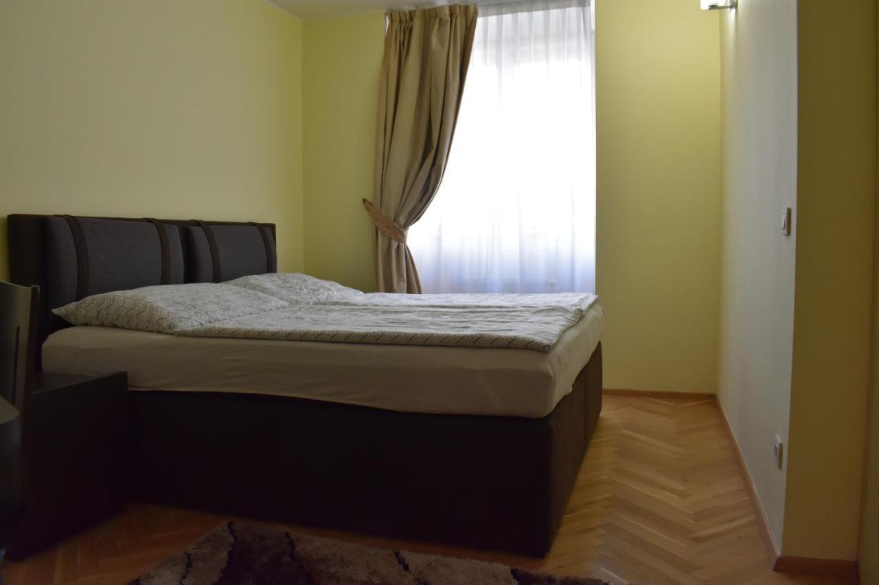 Apartment Vikroria - Halkova 5 ปราก ภายนอก รูปภาพ